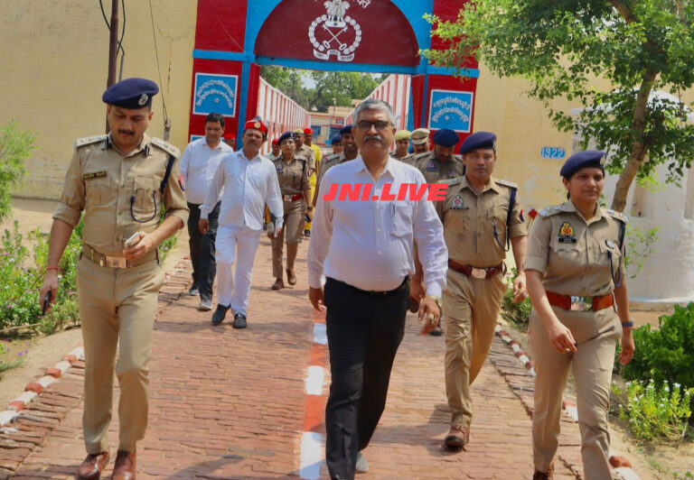 जिला व केंद्रीय कारागार का डीएम व एसपी ने किया निरीक्षण