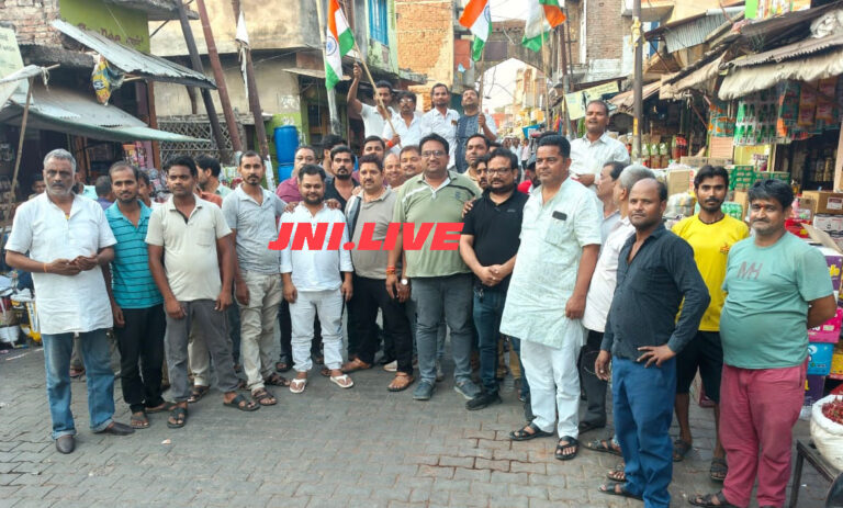 व्यापारियों नें भारतीय सेना के पाक पर जबाबी हमले की खुशी में बांटी मिठाई