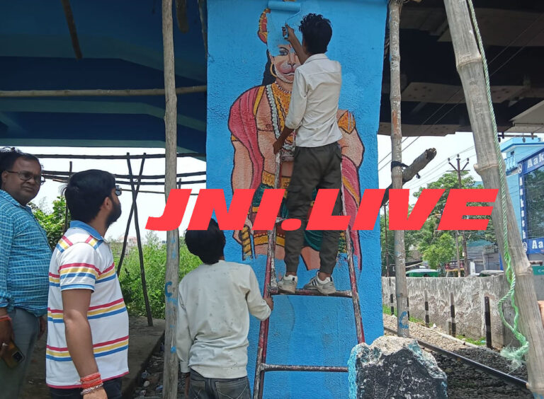 धार्मिक चित्र पुल की दीवार पर बनाने में हंगामा