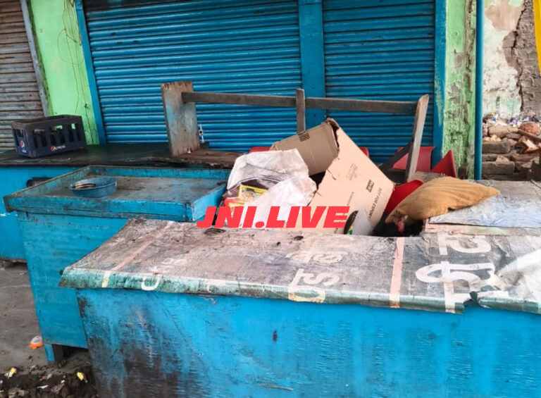 राजकर अधिकारी की दुकान का सामान जबरन निकाल डाला ताला, पुलिस की भूमिका पर भी सबाल