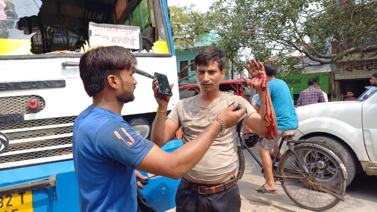 डग्गामार बस चालकों में हुई मारपीट,चाकू मारने के लगे आरोप,वीडियो वायरल