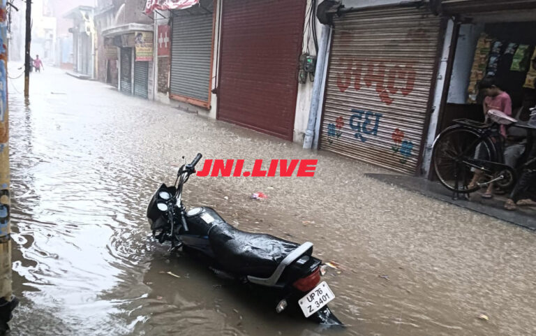 झमाझम बारिश से शहर में जलभराव, राहगीरों को मुश्किल