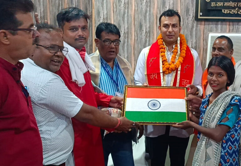 लोहिया के सर्जन मेजर रोहित तिवारी को किया सम्मानित