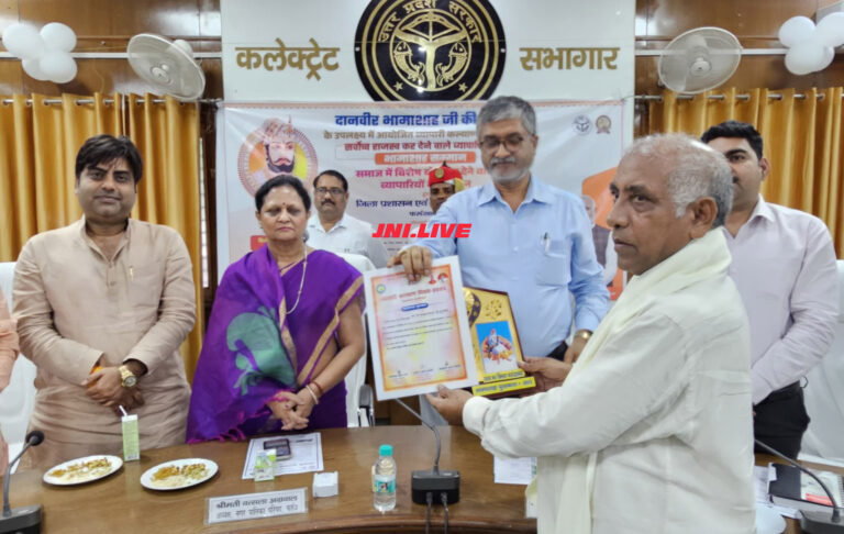 सर्वोच्च राजस्व कर देने वाले व्यापारियों को किया सम्मानित