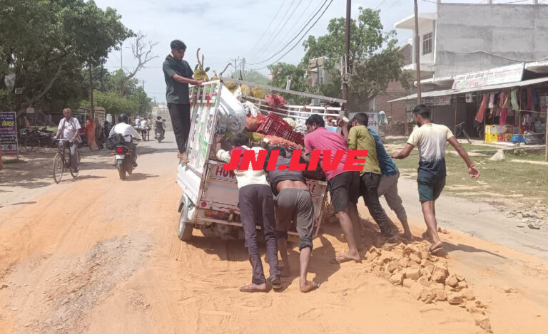 राजेपुर कस्बा बाजार की सड़क खस्ता हाल, राहगीर बेहाल
