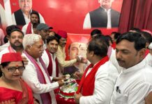 सपाइयों ने धूमधाम से मनाया अखिलेश का जन्मदिवस