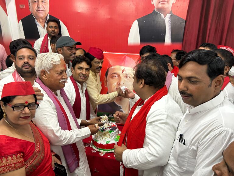 सपाइयों ने धूमधाम से मनाया अखिलेश का जन्मदिवस