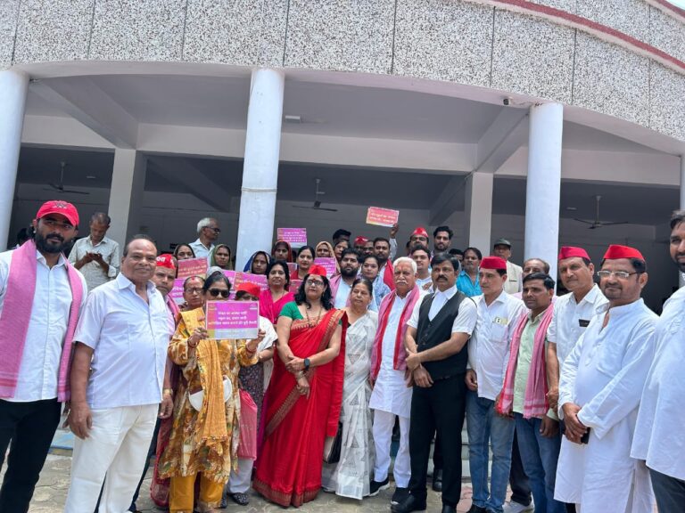 सपा नें धरना प्रदर्शन कर सौंपा ज्ञापन