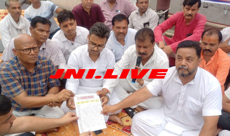 अफसरों के लिखित आश्वासन के बाद व्यापार मंडल का धरना समाप्त