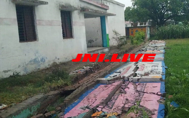 संविलियन विद्यालय की दीवार भरभरा कर गिरी, बड़ा हादसा टला