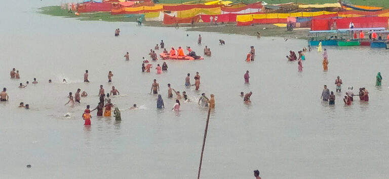श्रद्धालुओं ने गुरु पूर्णिमा पर गंगा में लगाई आस्था की डुबकी