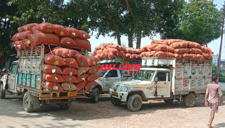 मूंगफली लदी आधा दर्जन पिकअप पकड़ी