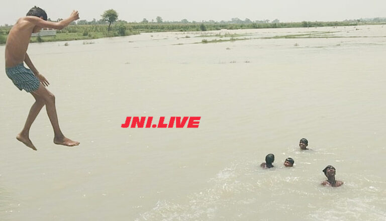 खतरे के निशान की तरफ तेजी से बढ़ रहीं गंगा