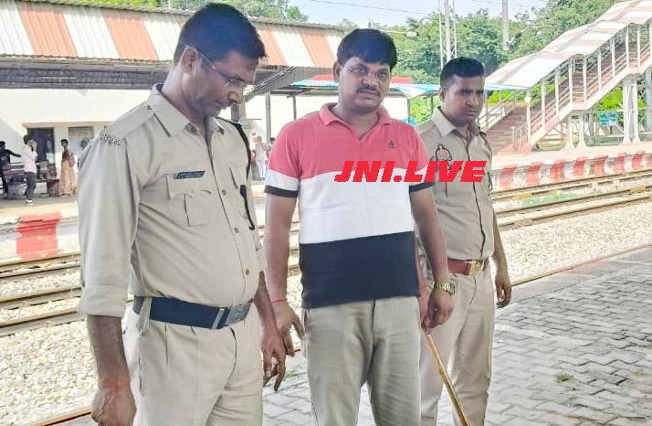 ग्रामीण नें ट्रेन के आगे लेटकर की आत्महत्या