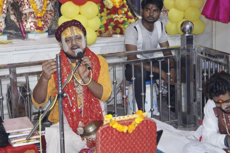 राधा नाम के भजनों पर झूमे श्रद्धालु