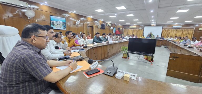 लाल सराय में  निर्माणाधीन पार्किंग का कार्य जल्द पूर्ण करा हस्तान्तरित करने के निर्देश