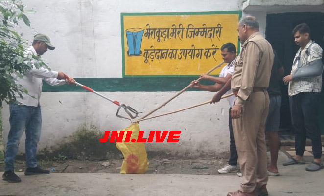 प्राथमिक विद्यालय के कमरे में निकला कोबरा सांप