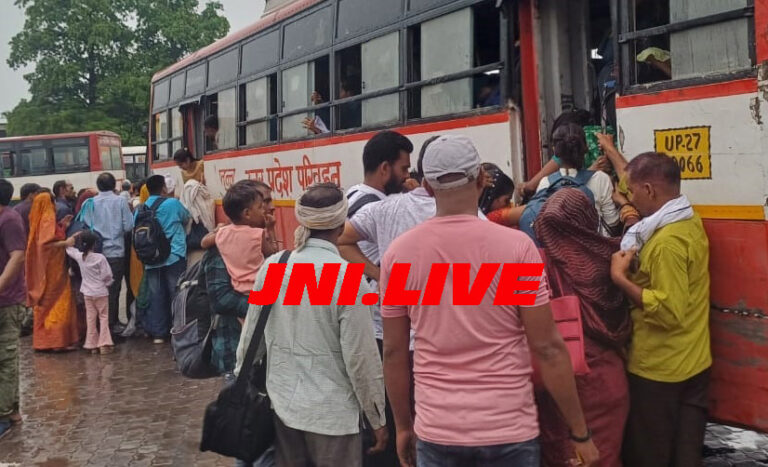 रक्षाबंधन पर बस अड्डे पर लगी बहनों की भीड़, सीएम योगी को बोला थैंक्स