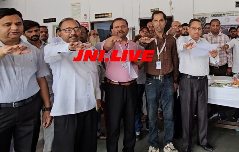 दवा खाकर फाइलेरिया उन्मूलन अभियान