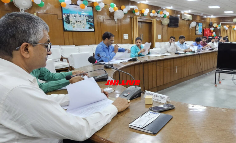 जर्जर विद्यालय भवन नीलाम करनें के निर्देश