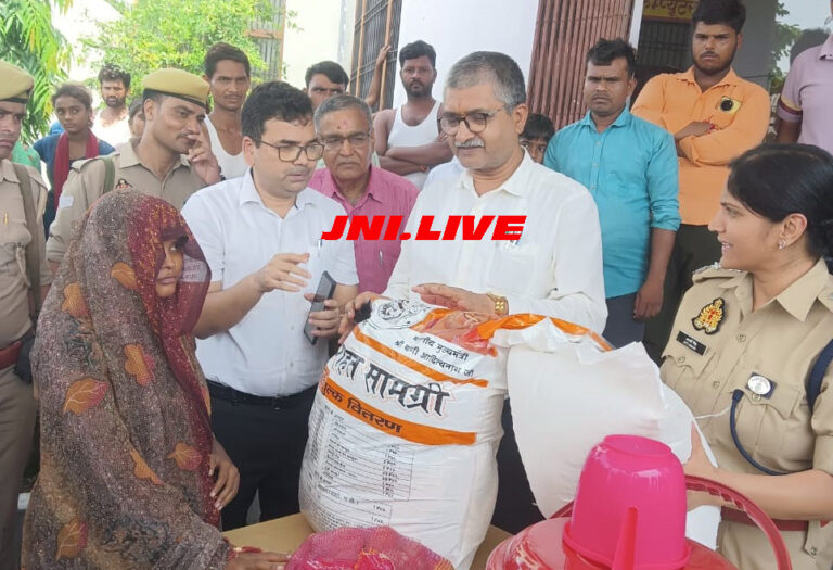 बाढ़ पीड़ितों को वितरित की राहत सामग्री