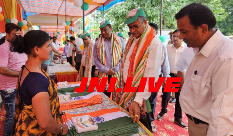 तिरंगा मेले में उमड़ी भीड़, लगाये स्टॉल