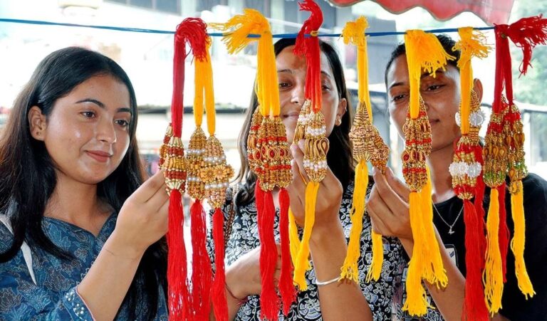 राखियों की खरीददारी को उमड़ी बहनों की भीड़