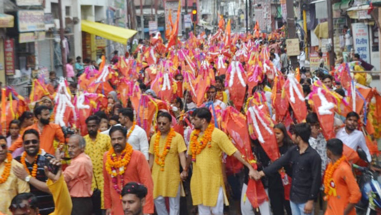 धूमधाम से निकली कांवड़ यात्रा, जगह जगह हुआ स्वागत