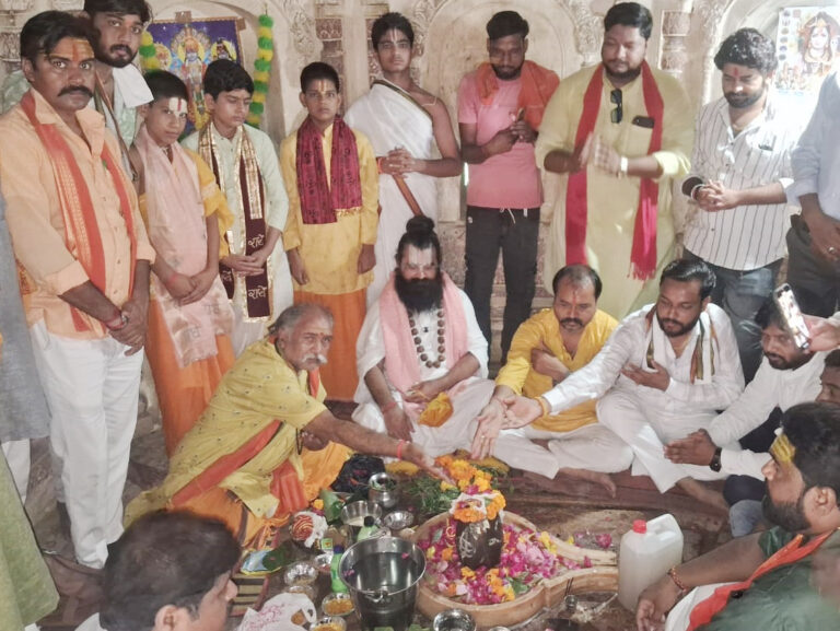 नर्मदेश्वर महादेव का हुआ महा रुद्राभिषेक, जीर्णोद्धार का भी खाका तैयार