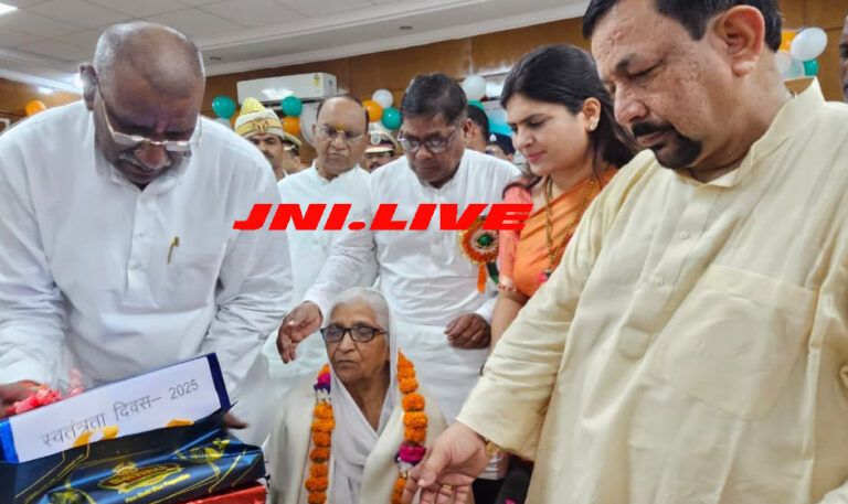 कलेक्ट्रेट में कारागार मंत्री ने किया ध्वजारोहण