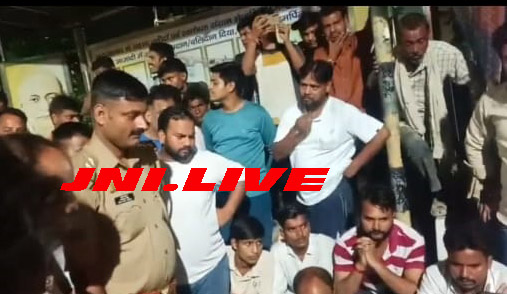 बीजेपी कार्यकर्ता की बाइक सीज कर की मारपीट! आक्रोशित कार्यकर्ताओं का पुलिस चौकी के बाहर धरना