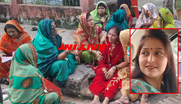 संदिग्ध हालत में शिक्षक की पत्नी फांसी पर झूली