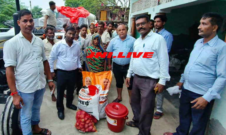 बाढ़ पीड़ितों को वितरित की 26 प्रकार की राहत सामग्री