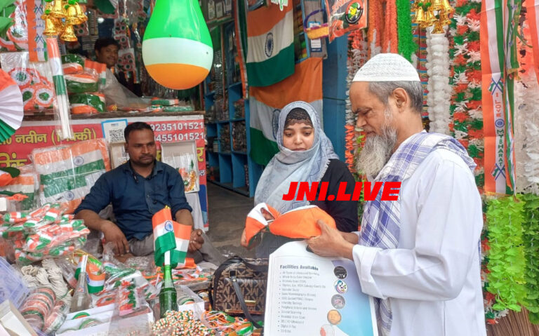 आजादी के जश्न पर दिखा जोश और जज्बा, पूर्व संध्या पर जमकर खरीदारी
