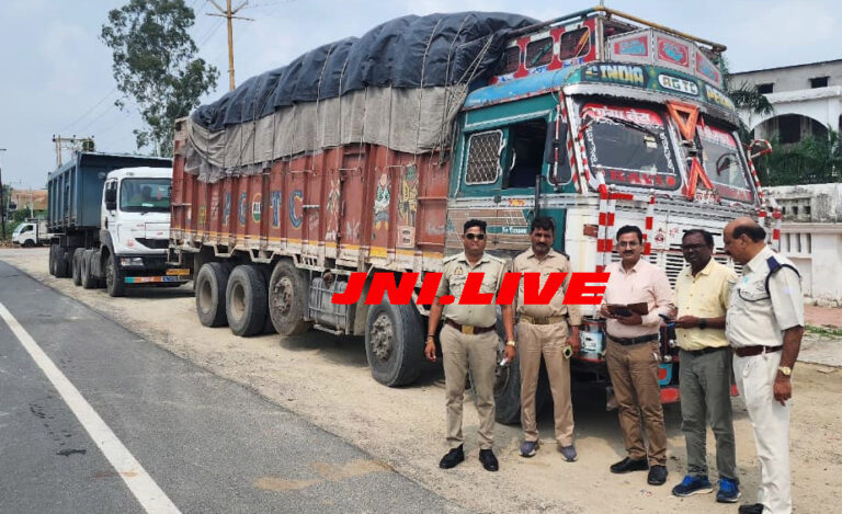 तीन ओवरलोड ट्रकों पर सीज की कार्यवाही