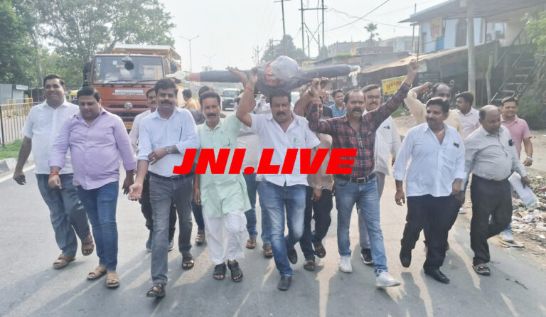 अर्थी निकाल कर फूंका अमेरिका के राष्ट्रपति डोनाल्ड ट्रंप का पुतला