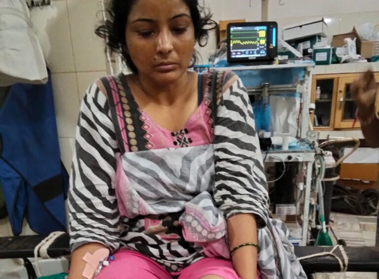 संदिग्ध हालत में महिला के पैर में लगी गोली