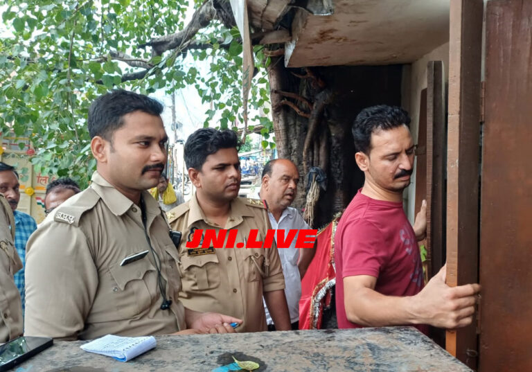 दुकान का ताला खोलकर हजारों साफ