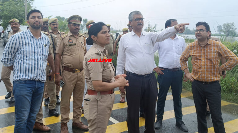 गंगा खतरे के निशान से 15 सेमी ऊपर, डीएम-एसपी नें किया दौरा