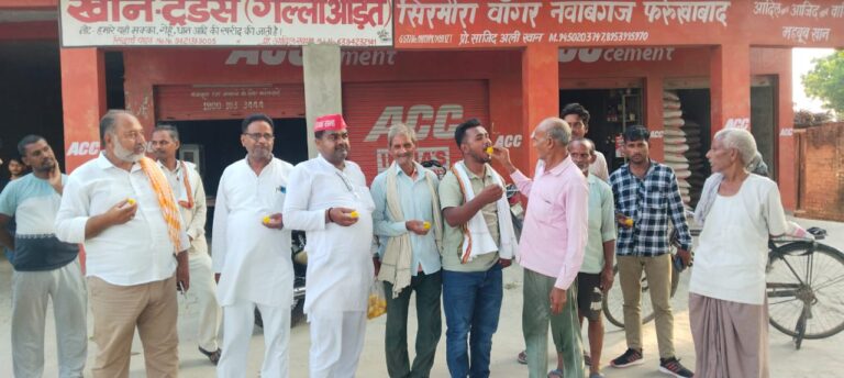 पूर्व मंत्री आजम की जेल से रिहाई, सपाईयों नें बांटी मिठाई