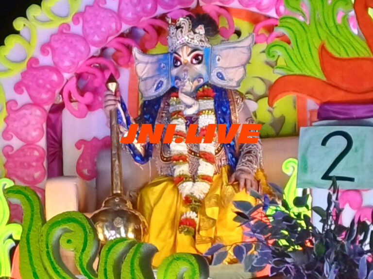 गाजे-बाजे के बीच निकली राम बारात, हुई पुष्प वर्षा