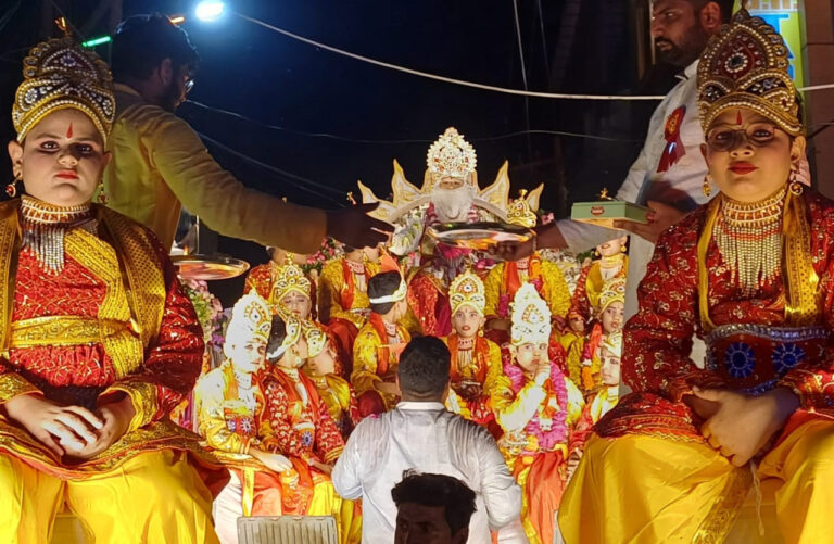 धूमधाम से निकली अग्रसेन महाराज की शोभायात्रा