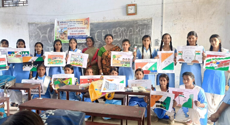 काकोरी ट्रेन एक्शन चित्रकला प्रतियोगिता में छात्र छात्राओं नें किया प्रतिभाग