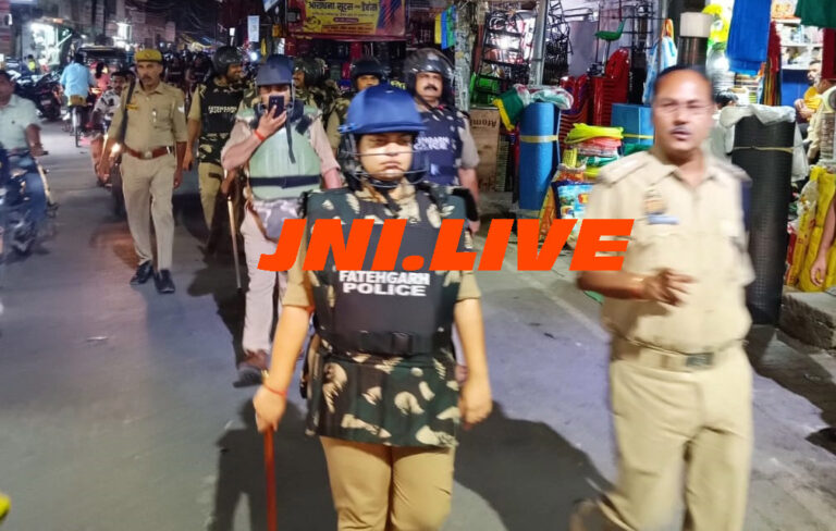 जिले भर की पुलिस एलर्ट, किया फ्लैग मार्च
