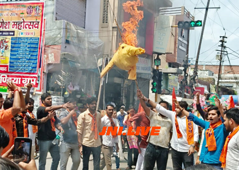 एवीवीपी ने योगी के मंत्री ओमप्रकाश राजभर का पुतला फूंका, धरना प्रदर्शन