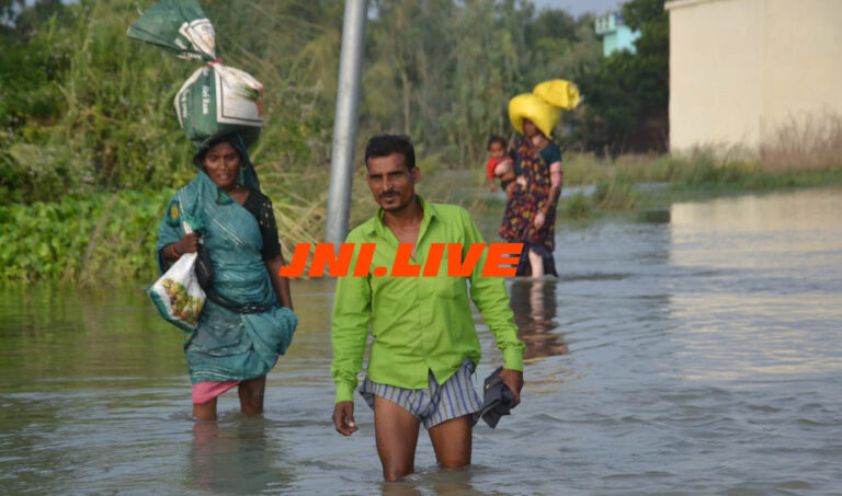 बाढ़ में गजभर जमीन को तरसे लोग, यहाँ कागजी नाव पर दौड़ी सुबिधायें!