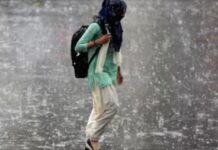 परेशानी:गंदे पानी और कीचड़ के बीच से गुजरने को मजबूर राहगीर