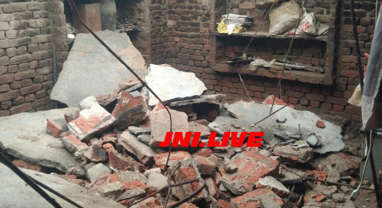 पक्के मकान की छत भरभरा कर गिरी, बाल-बाल बचा परिवार