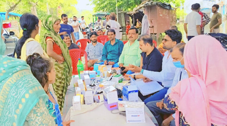 नि: शुल्क स्वास्थ्य शिविर में उमड़े मरीज