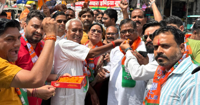 एनडीए के सीपी राधाकृष्णन के उपराष्ट्रपति निर्वाचित होनें पर बीजेपी नें बांटी मिठाई